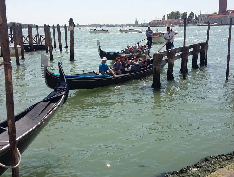 Viajeros en góndola en Venecia