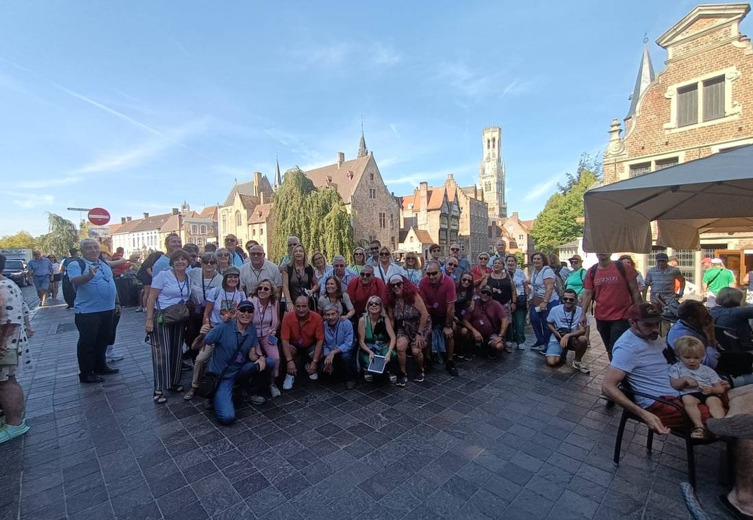 Grupo de viajeros de Xsirius posando en Brujas