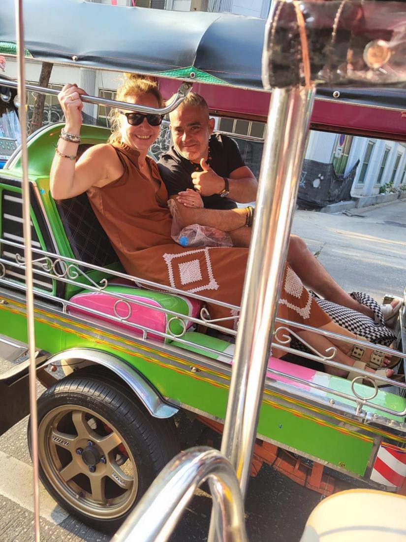 Elena y Nelson en tuk-tuk, Bangkok