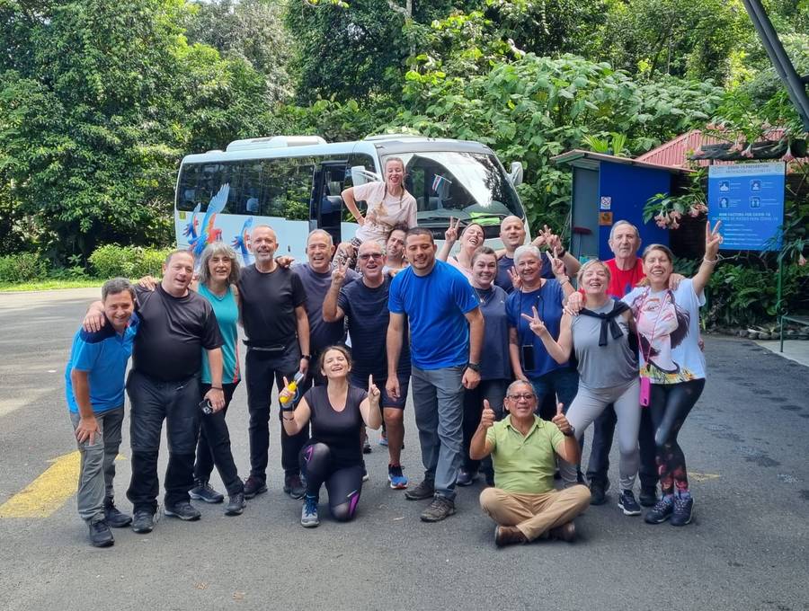 Grupo de viajeros junto al minibús en Costa Rica